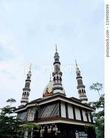 photo of mosque from side view with tall tower photo of mosque from side view with tall tower 139998099