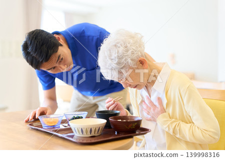 老人被食物噎住，護理人員在一旁照顧。 139998316