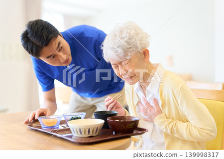 老人被食物噎住，護理人員在一旁照顧。 139998317