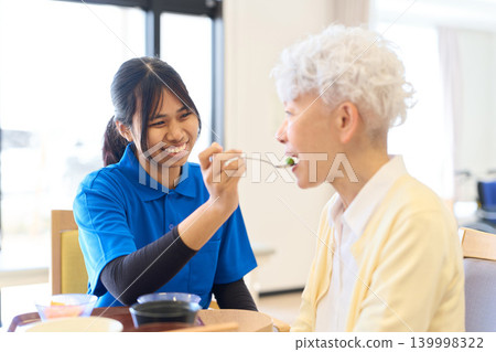 外國護理人員協助老人用餐 139998322