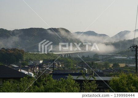 The Shin-Tomei Expressway is shrouded in fog. The Shin-Tomei Expressway is shrouded in fog. 139998444