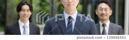 A business image of a sales organization that moves forward as a team, mainly consisting of businessmen in their 30s (faceless). 139998561