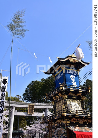 Inuyama Festival in Aichi Prefecture: Cherry blossoms in full bloom, the torii gate of Haritsuna Shrine, and the sight of the floats called "Kurumayama" passing in front of the shrine. Inuyama Festival in Aichi Prefecture: Cherry blossoms in full bloom, the torii gate of Haritsuna Shrine, and the sight of the floats called "Kurumayama" passing in front of the shrine. 139998741