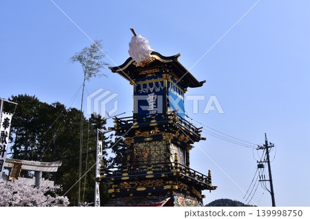 愛知縣犬山祭：櫻花盛開，晴綱神社的鳥居，以及名為「車山」的花車從神社前經過的景象。 139998750