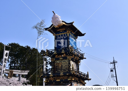 愛知縣犬山祭：櫻花盛開，晴綱神社的鳥居，以及名為「車山」的花車從神社前經過的景象。 139998751