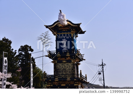 愛知縣犬山祭:櫻花盛開,晴綱神社的鳥居,以及名為「車山」的花車從神社前經過的景象。 愛知縣犬山祭:櫻花盛開,晴綱神社的鳥居,以及名為「車山」的花車從神社前經過的景象。 139998752