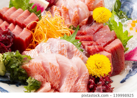 The garnishes that adorn the sashimi platter and the beautiful presentation of Japanese cuisine The garnishes that adorn the sashimi platter and the beautiful presentation of Japanese cuisine 139998925