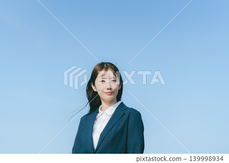 藍藍的天空和女商人 藍藍的天空和女商人 139998934