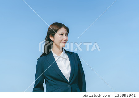 藍藍的天空和女商人 藍藍的天空和女商人 139998941