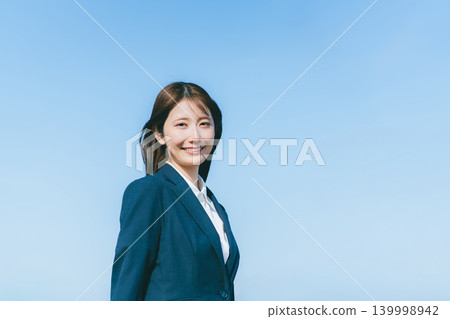藍藍的天空和女商人 藍藍的天空和女商人 139998942