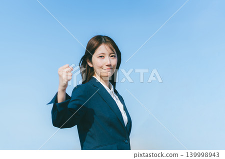 藍藍的天空和女商人 藍藍的天空和女商人 139998943