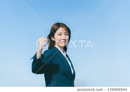 藍藍的天空和女商人 139998944