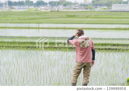 農夫失望地垂下了肩膀。 139998958