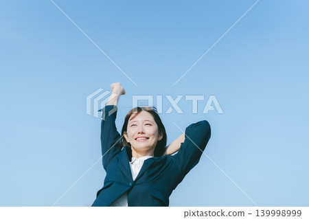 Blue sky and business woman Blue sky and business woman 139998999