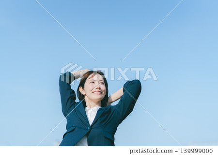 Blue sky and business woman Blue sky and business woman 139999000