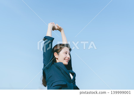 Blue sky and business woman Blue sky and business woman 139999001