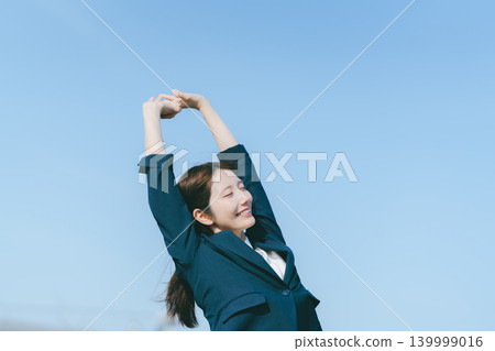 藍藍的天空和女商人 139999016