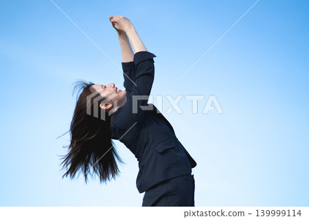 藍藍的天空和女商人 藍藍的天空和女商人 139999114