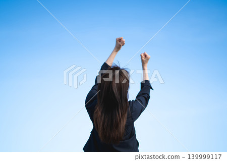 藍藍的天空和女商人 藍藍的天空和女商人 139999117