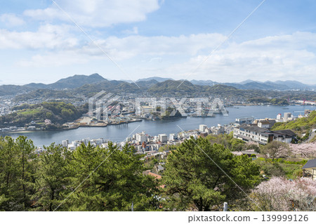 The view of the Onomichi Strait from Senkoji Park, adorned with cherry blossoms. The view of the Onomichi Strait from Senkoji Park, adorned with cherry blossoms. 139999126