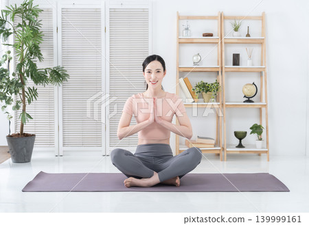 一個在家做瑜伽的女人 139999161