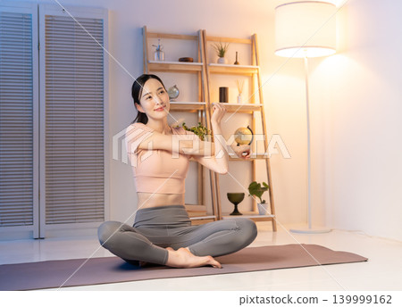 一位女士在夜間做伸展運動 139999162