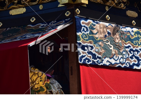 在日本愛知縣犬山市舉行的犬山春季祭上,可以看到一名男孩坐在花車上,身穿金色內衣,敲著小鼓。 在日本愛知縣犬山市舉行的犬山春季祭上,可以看到一名男孩坐在花車上,身穿金色內衣,敲著小鼓。 139999174