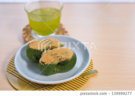 Delicious-looking mugwort mochi Delicious-looking mugwort mochi 139999277