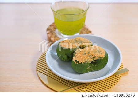 Delicious-looking mugwort mochi Delicious-looking mugwort mochi 139999279