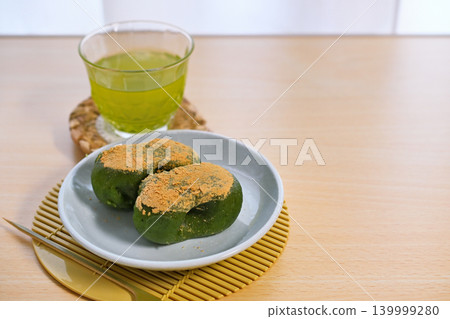 Delicious-looking mugwort mochi 139999280