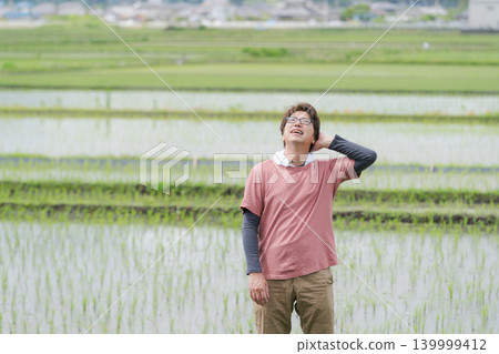 一位看起來很疲倦的農民 139999412
