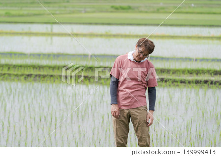 一位看起來很疲倦的農民 139999413
