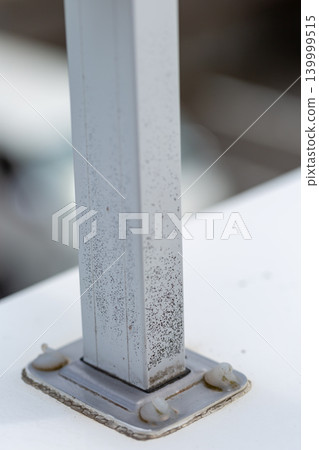 陽台上長滿青苔和灰塵 139999515