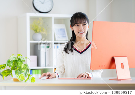 在辦公室工作的年輕設計師 139999517