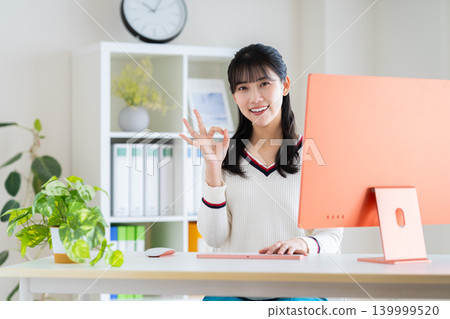 在辦公室工作的年輕設計師 在辦公室工作的年輕設計師 139999520