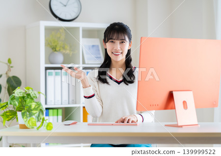 在辦公室工作的年輕設計師 在辦公室工作的年輕設計師 139999522