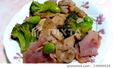 Stir-fried chicken and bacon 139999539