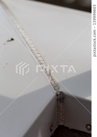 陽台上長滿青苔和灰塵 139999603