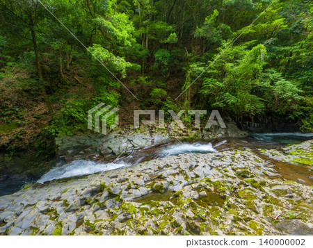 Clear streams flowing over basalt rocks and polygonal bedrock at Kawazu Nanataki (Kawazu Town, Shizuoka Prefecture) Clear streams flowing over basalt rocks and polygonal bedrock at Kawazu Nanataki (Kawazu Town, Shizuoka Prefecture) 140000002
