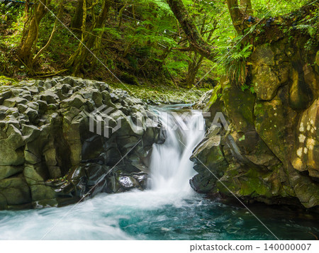 Kawazu Nanataki (Seven Waterfalls of Kawazu): Kani Falls, a waterfall flowing over a basalt cliff (Kawazu Town, Shizuoka Prefecture) 140000007
