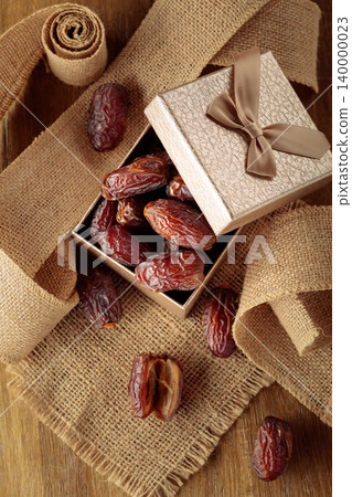 Dates fruits in gift box. Dates fruits in gift box. 140000023