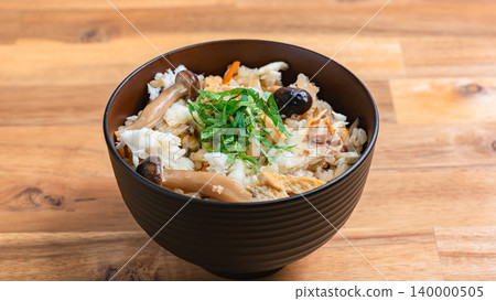 日式什錦飯照片,配上鯛魚、菇類和紫蘇葉。 日式什錦飯照片,配上鯛魚、菇類和紫蘇葉。 140000505