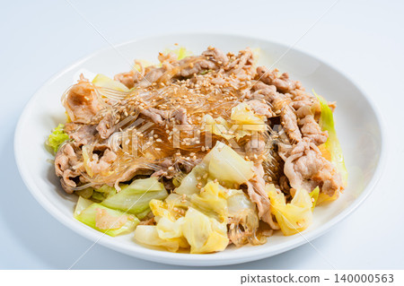 日式炒豬肉高麗菜粉絲,撒上芝麻(日式炒菜)。 日式炒豬肉高麗菜粉絲,撒上芝麻(日式炒菜)。 140000563