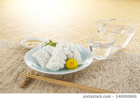 清爽的盤子盛放著煮熟的康吉鰻——日本料理 清爽的盤子盛放著煮熟的康吉鰻——日本料理 140000668