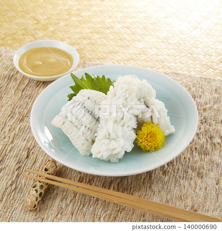 清爽的盤子盛放著煮熟的康吉鰻——日本料理 清爽的盤子盛放著煮熟的康吉鰻——日本料理 140000690
