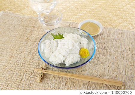 清爽的盤子盛放著煮熟的康吉鰻——日本料理 清爽的盤子盛放著煮熟的康吉鰻——日本料理 140000700
