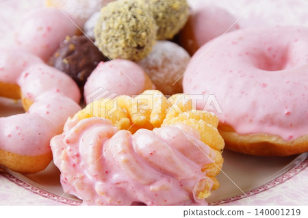 Strawberry-flavored donut Strawberry-flavored donut 140001219