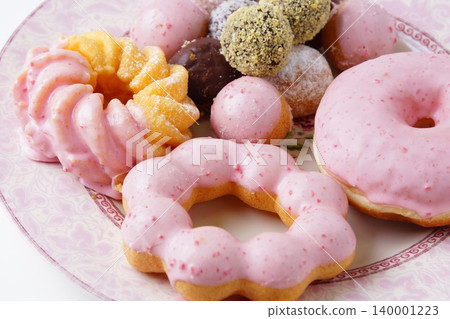 Strawberry-flavored donut Strawberry-flavored donut 140001223