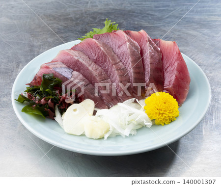 Bonito sashimi, 6 slices, from Kochi Prefecture Bonito sashimi, 6 slices, from Kochi Prefecture 140001307