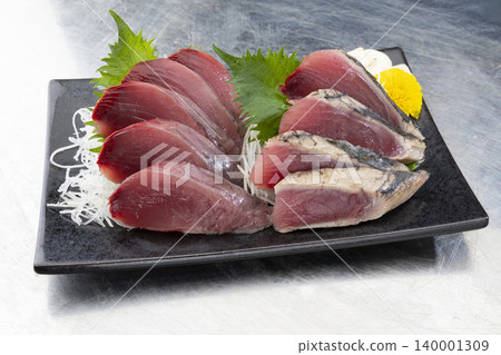 Two kinds of bonito sashimi and tataki (bonito sashimi and bonito tataki) from Kochi Prefecture Two kinds of bonito sashimi and tataki (bonito sashimi and bonito tataki) from Kochi Prefecture 140001309